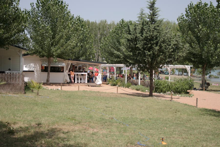 Strandtent bij het meer Lago Barasona